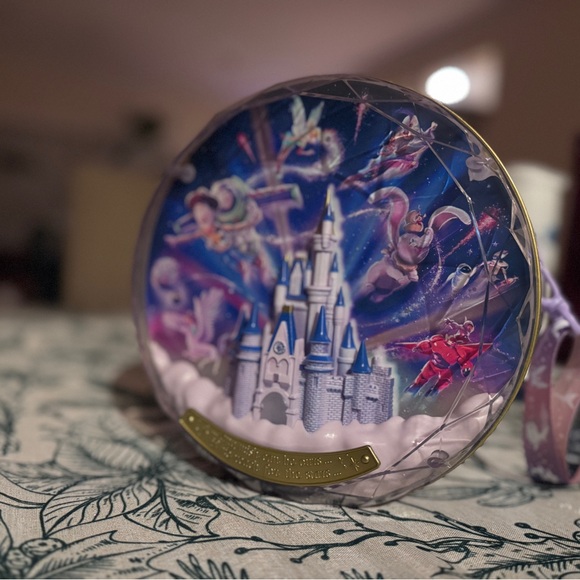Tokyo Disney fly theme Light-up popcorn carrier. - Picture 4 of 4